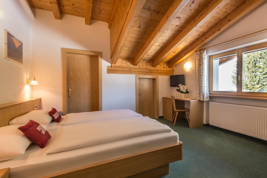 Hotel Ciasa Roch Corvara In Badia Camera foto